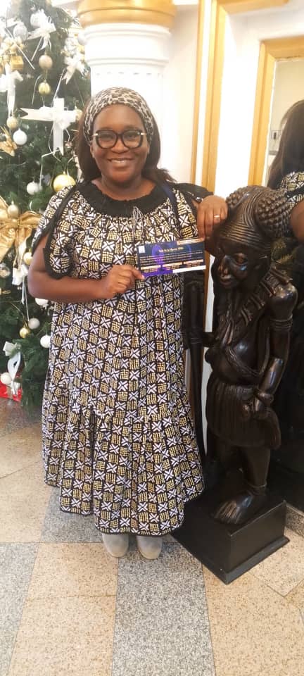 Personne tenant un billet du Gala ACMA